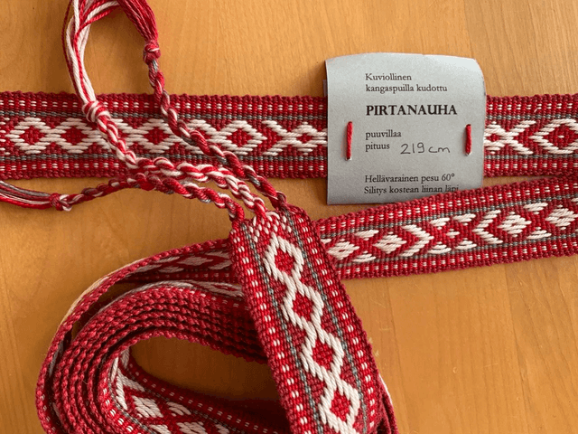 Karjala-henkinen kuviollinen pirtanauhavyö, kutoja Heli Kinnunen