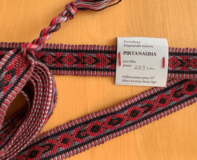 Karjala-henkinen kuviollinen pirtanauhavyö, kutoja Heli Kinnunen