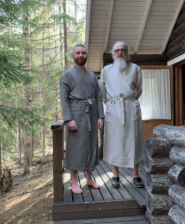 Kimono-kylpytakki tummasta kankaasta